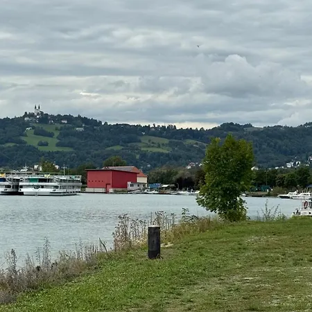 아파트 Wohnen Am Fluss Im Donaublick - Garten, Cafe & Wlan, Self-checkin, Parkplatz, Fuer 4 Gaeste *