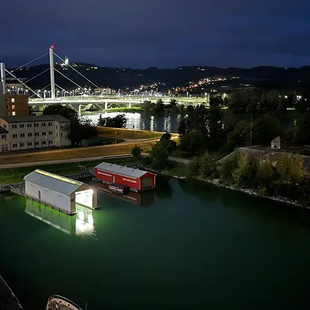 아파트 Wohnen Am Fluss Im Donaublick - Garten, Cafe & Wlan, Self-checkin, Parkplatz, Fuer 4 Gaeste *